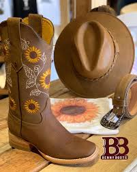 Conviértete en la reina del calzado femenino más it del momento y consigue para ti las botas de mujer más diversas y estilosas con nuestra ayuda. Botas Vaqueras Para Dama Caballero Posts Facebook