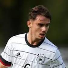 Highly rated borussia dortmund midfielder vasco walz has agreed to sign a new contract with the club, rejecting interest from the likes of fc barcelona and ac milan. Vasco Walz Customized Fifa 21 Jul 23 2021 Sofifa