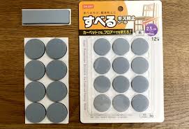椅子を引きずってもフローリングの傷を防止する ダイソーの すべるキズ防止シール が良い オカダマ ダイソー 小さな本棚 フローリング