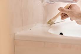 Ist ein überlauf vorhanden, muss dieser vorab mit einem lappen verschlossen werden. Badewanne Waschbecken Lackieren Anleitung Von Hornbach