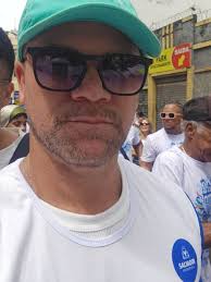 8kms a pé, sob o sol, com muito calor humano.