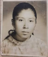 Hola Buenas noches con el permiso de los administradores me presento me  llamo Daniel soy de Argentina en la foto de las tres mujeres esta mi mamá(  otilia juarez, las dos hijas