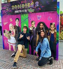 Meg donnelly (addison), ariel martin (wynter), pearce joza (wyatt), and chandler kinney (willa) from the disney channel original movie zombies 2 are giving f. Chandler Kinney En Instagram Pearcy And I Surprised Some Fans At The Grove Yesterday Y All Were So Sweet Ahhhh 5 Zombie Disney Zombie 2 Chandler Kinney