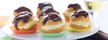 Fate raffreddare le creme e i bigne' poi riempite con una siringa da pasticciere con beccuccio sottile i bignè con la crema facendo attenzione a non romperli, potete mettere la crema chiara a un bigne' e la. Bigne Con Crema Di Yogurt Total E Glassa Al Cioccolato Fage Italy