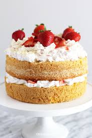 Letnie ciasto z malinami, dzisiaj przygotowałam na biszkopcie z śmietaną i mascarpone. Tort Truskawkowy Z Mascarpone I Bita Smietana