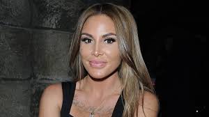 Lisha Savage mag nicht mit jedem Freund einzeln reden und rügt sie lieber  alle über Instagram