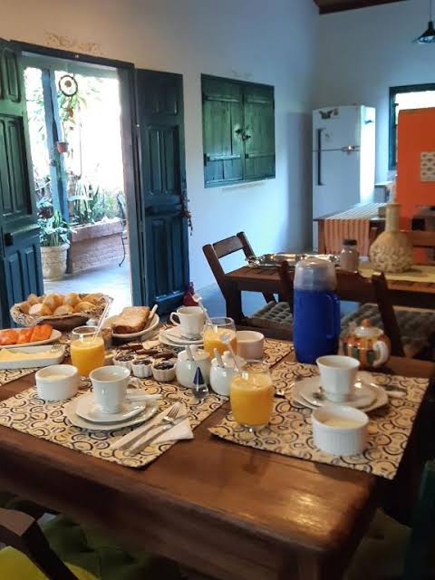 O delicioso e caseiro café da manhã da Pousada Manacá, gerada com IA