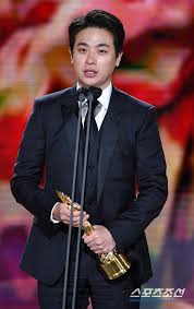 La estrella idol asumió el concepto de 'su historia' para la sesión de fotos con la revista st. Actor Park Jung Min Mentions Late Comedian Park Ji Sun At The 41st Blue Dragon Film Awards Kissasian