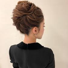 オードリーヘプバーン風 人と被らないお呼ばれヘアなら 夜会巻き がおすすめ marry マリー まとめ髪 簡単 ロング 結婚式 ヘアスタイル お呼ばれ ロング 結婚式 ヘアスタイル お呼ばれ