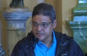 Ha estado circulando en redes sociales un video en el que se observa el  momento exacto en que un hombre golpea a un caballo con una botella de  cerveza, acción que ha