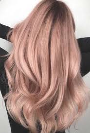 Rose gold hair is getting a bright update in 2018 with rose blonde hair. Coral Pink Hair Color Erdbeerblonde Haarfarbe Rosegold Haarfarbe Haarfarben