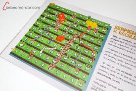 Los jugadores comienzan con una ficha y se turnan para lanzar un dado que les indicará la cantidad de casillas que deben avanzar. Serpientes Y Escaleras Aprender Las Tablas De Multiplicar Jugando Bam