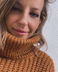 Ella le echó un último vistazo a su antigua vida, inhaló profundamente y se  dijo: “Llegó la hora. Ya estoy lista para que mi nueva historia comience”  2nov✨