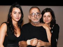 Ψυχαγωγια · θανοσ μικρουτσικοσ · ανδρεασ μικρουτσικοσ · αδελφια sponsored act for earth, το μεγάλο αφιέρωμα του cnn greece. 8anos Mikroytsikos Alfavita