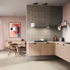 Topmoderne Kuche In Zarten Farben Mit Fliesen In Musteroptik Kuchenfliese Haus Deko Moderne Kuche