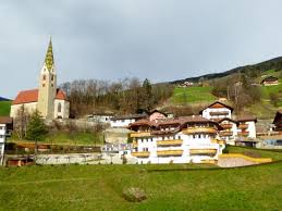 Stephan's cathedral is surely the stereotypical cathedral.huge in size, soaring ceilings and columns, ornate we recommend booking dom st. Die Ortsmitte Von Villanders Mit Der Kirche St Stephan Picture Of Hotel Hubertus Villandro Tripadvisor