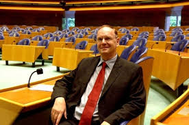Als een zwarte crimineel overlijdt bij een hardhandige arrestatie door een blanke agent in de #usa dan worden in nl wekenlang herdenkingsdemonstraties gehouden. Raymond De Roon Alchetron The Free Social Encyclopedia