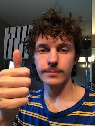 Alguien más piensa que el tercer baterista de Nirvana, Dave Foster, se  parece un poco a Kurtis? : r/kurtisconner