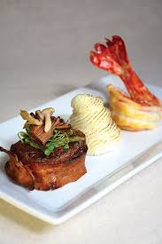 Petite Beef Filet And Grilled Prawn With Ancho Hollandaise And Queso Fresco Ser Gourmet Fleisch Gourmet Essen Gourmet Rezepte