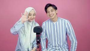 Aplikasi ini berisi kumpulan lagu terpopuler rey mbayang. Gemar Pakai Outfit Kembaran Dinda Hauw Dan Rey Mbayang Lucu Banget Sih Okezone Lifestyle