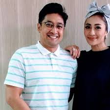 Adira terdengar bicara puan zarinah, ibu angkatnya yang mahu dia berkahwin dengan haris aryan, anak kenalan ibunya dengan tujuan mahu ikmal yang bekerja di uk pulang ke malaysia. Asalkandiabahagia Hashtag On Twitter
