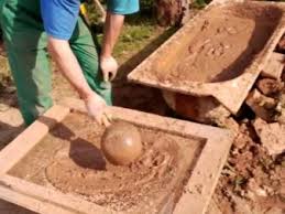 Tuz işleminin üstüne ateş tuğlaları şaşırtmalı bir şekilde zemine yerleştirdim.dikkat edilmesi gereken işlem kesinlikle teraziye alınmalı.plastik çekiçle üsten vurularak tuğlalar sabitlenmeli,sonra kenarda kalan açıklıkları şamot harcı ile doldurulmalıdır. Tugla Duvar Ocaklarinin Bir Karisimi Atese Dayanikli Soba Ve Somineler Icin Duvarcilik Onde Gelen Ureticilerden Isiya Dayanikli Secenekler Hazir Ve Ev Yapimi
