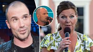 He represented sweden in the eurovision song contest 2005 with the song las vegas, finishing 19th with 30 points. Dramat Tittarna Inte Fick Se Martin Stenmarck Forsvann