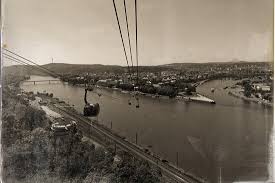 Mit dem reinen seilbahnticket können sie über den rhein schweben und den festungspark oder die koblenzer altstadt barrierefrei erreichen. Auf Der Fahrt Von Der Festung Hinunter Zum Deutschen Eck Bild Von Seilbahn Koblenz Tripadvisor