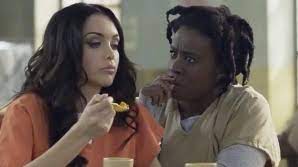 Si rien n'indique que nabilla tiendra un véritable rôle dans cette cinquième saison d'orange is the new black, elle pourrait faire une petite apparition, le temps en attendant, nabilla a passé cinq semaines en détention provisoire pour violences volontaires aggravées à l'encontre de son petit ami thomas. La Scene Improbable De Nabilla Dans Orange Is The New Black Video