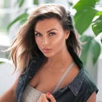 Julie Pinson's Instagram, Twitter & Facebook