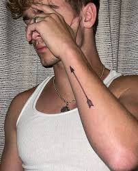 07/04/21 o dia que Joshua Kyle Beauchamp fez os fãs terem um ataque  cardíaco depois que ele revelou sua tatuagem , deixe seu "eu fui, eu tava"