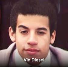 Anciano confunde a este hombre con su mujer y lo viste como ella, además de  hacerle todo lo que le hacía cuando estaba a su lado. Marc Stevens, es un  cantante venido