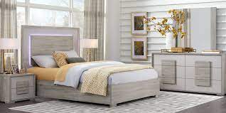 Antique finishes combined with classic architectural details gives the pieces available from this bedroom collection a fresh look for your home. Studio Place Silver 5 Pc Queen Bedroom Rooms To Go