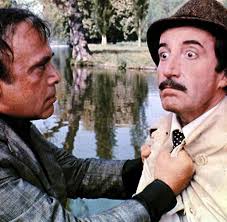 Clouseau, der unfähigste mann bei interpol, nervt seinen gegenspieler dreyfus so sehr, daß der sogar bereit ist, england zu vernichten. Kino Der Mann Den Clouseau Zum Wahnsinn Trieb Ist Tot Welt