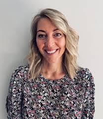 Emma Bell's Instagram, Twitter & Facebook