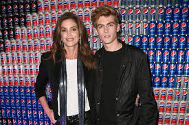 Cindy crawford was discovered when she was 16 during her summer job of detasseling corn. Presley Gerber Cindy Crawfords Sohn Rechtfertigt Sein Gesichtstattoo Gala De