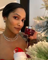 Celebrating my Christmas glow with the newly launched Olay Regenerist Whip!  Used it under my makeup as primer & it was just magic ✨🎄 This  deliciously-whipped formulation has got everything your skin