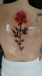 Tatuagem Rosa Vermelha Nas Costas Tatuagem De Rosa Vermelha Tatuagem Rosa Tatuagem Separamos as 80 mais belas tatuagens femininas nas costas para você se inspirar. tatuagem rosa vermelha nas costas
