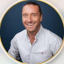 Christopher Houchins's Instagram, Twitter & Facebook