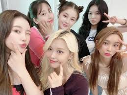 Momoland Jooe Ahin Hyebin Nayun Nancy Jane Selca Em 2020 Os Originais Nancy Referencias Para Desenho