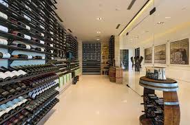 This beautiful custom wine cellar / wine wall / wine room in san juan capistrano, orange county, california is truly a jaw dropper. Amenagement Cave A Vin Moderne En 34 Idees A Decouvrir