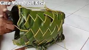 Salah satu tradisi masyarakat bali yang juga merupakan permainan rakyat adalah tajen atau sabung ayam. Gede Toya Lontar Pengayam Ayaman Saking Kubutambahan