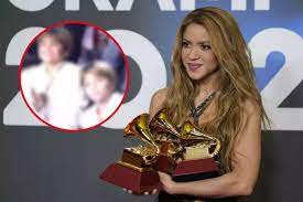 La delatadora reacción de los hijos de Shakira a su actuación en los Latin  Grammy