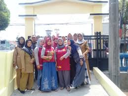 Aku mengusap kepala ayahku yang menetek pada payudaraku dan menghujamkan batang kemaluannya di vaginaku, seperti mengelus anak kecil. Alumni Sdn 1 Manislor Bangun Gapura Sekolah Suara Indonesia News