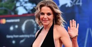 Da federico zampaglione a gianni boncompagni attrice bellissima e talentuosissima, claudia gerini ha vissuto grandi amori e ha avuto due splendide figlie Claudia Gerini Eta Altezza Figlie E Fidanzato