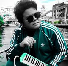 Menganggotai kumpulan floor 88 dengan memegang peranan sebagai pemain keyboard. Kesan Meningitis Masih Ada