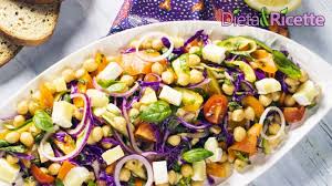 Abbiamo condito la nostra insalata di ceci estiva con pomodorini, olive, cipolla e basilico, insaporita con succo di limone, ma potete condirla come più vi piace, scegliendo gli ingredienti che preferite. Insalata Di Ceci Fredda Ricetta Estiva Da Preparare Con I Ceci