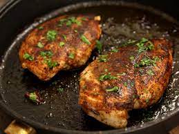 Turnam sosul de soia si bagam la cuptor la foc potrivit pana este gata. Piept De Pui La Tigaie