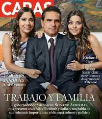 El gobernador de michoacán, silvano aureoles conejo, informó que michoacán esta pasando por una situación muy compleja respecto a los incrementos. Silvano Aureoles Lo Vuelve A Hacer Aparece En Portada De Revista Caras