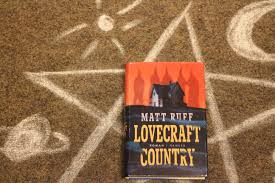 Matt ruff beschreibt sehr anschaulich und sehr gut das innenleben von multiplen persönlichkeiten und schafft es nur durch anders gedruckten text bzw. Matt Ruff Lovecraft Country Leseschatz